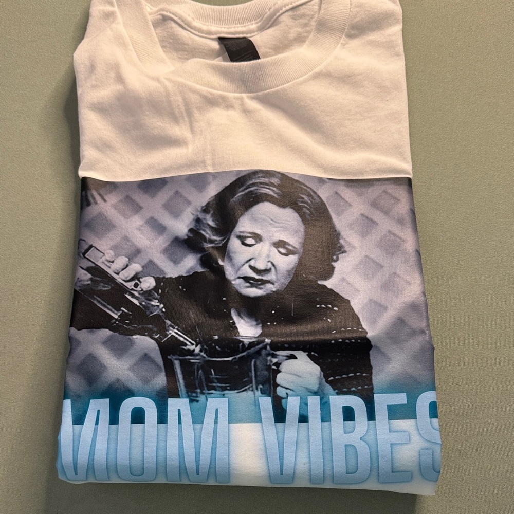 Kitty Mom Vibes Tee